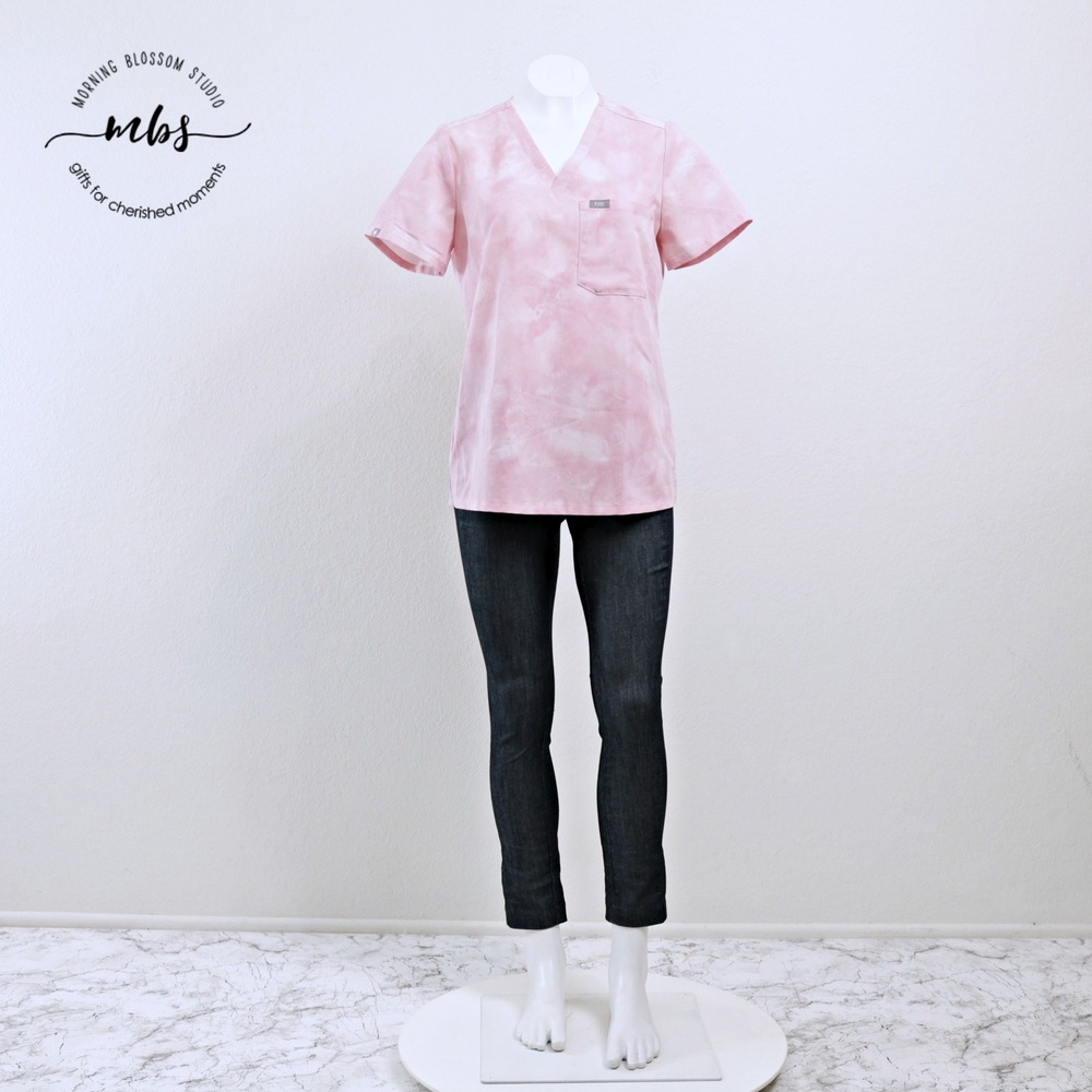 FIGS V-Neck Tie Dye Cloud Wash Single Pocket Scrub Top Pink Women S - Picture 9 of 11